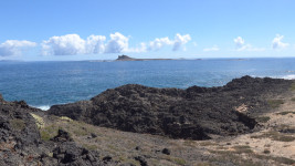 Selvagem Pequena onde se destaca o Pico do Veado (vista a partir do Ilhéu de Fota)